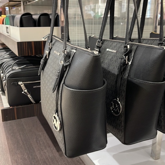 MICHAEL KORS CHARLOTTE LARGE TOP ZIP Tote bag   
Black Signature - Picture 9 of 16